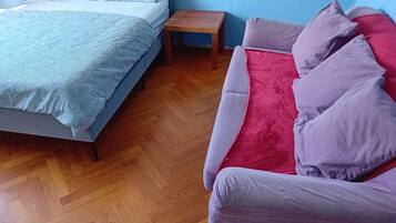 3 bedrooms, desk, iron/ironing board, free WiFi