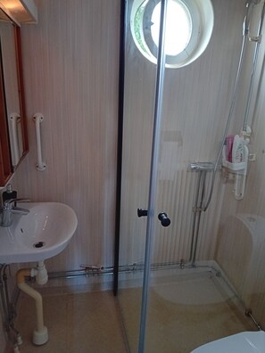Shower, hair dryer, towels, toilet paper - Naza Cozy Villa (Skåne län)