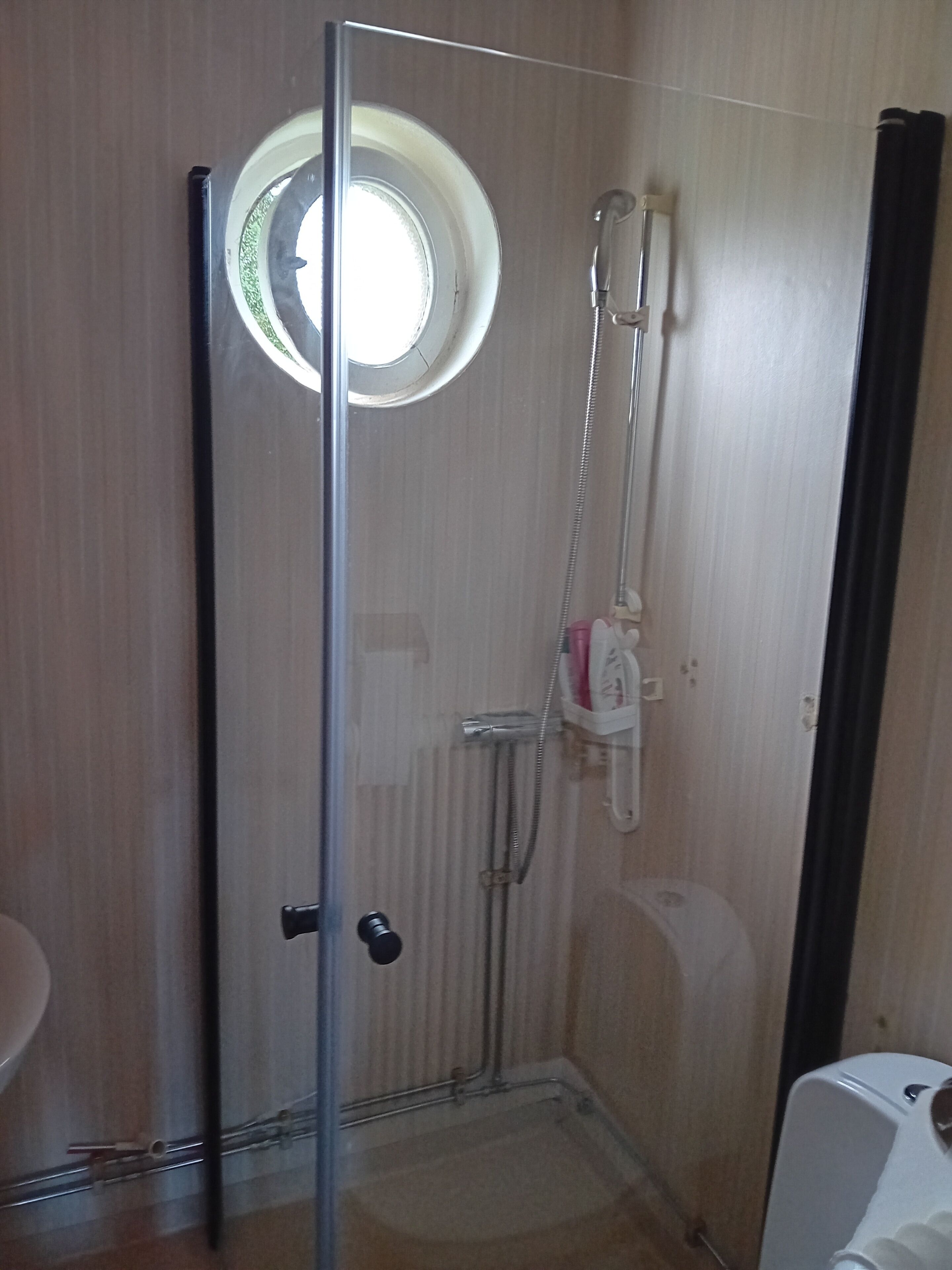 Douche, sèche-cheveux, serviettes fournies, papier toilette