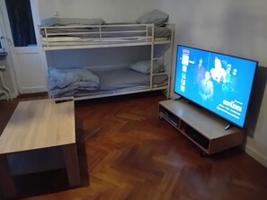 3 slaapkamers, een bureau, een strijkplank/strijkijzer, gratis wifi