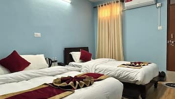 Habitación estándar con 1 cama matrimonial o 2 individuales | Camas con efecto memoria, escritorio y espacio para trabajar con laptop