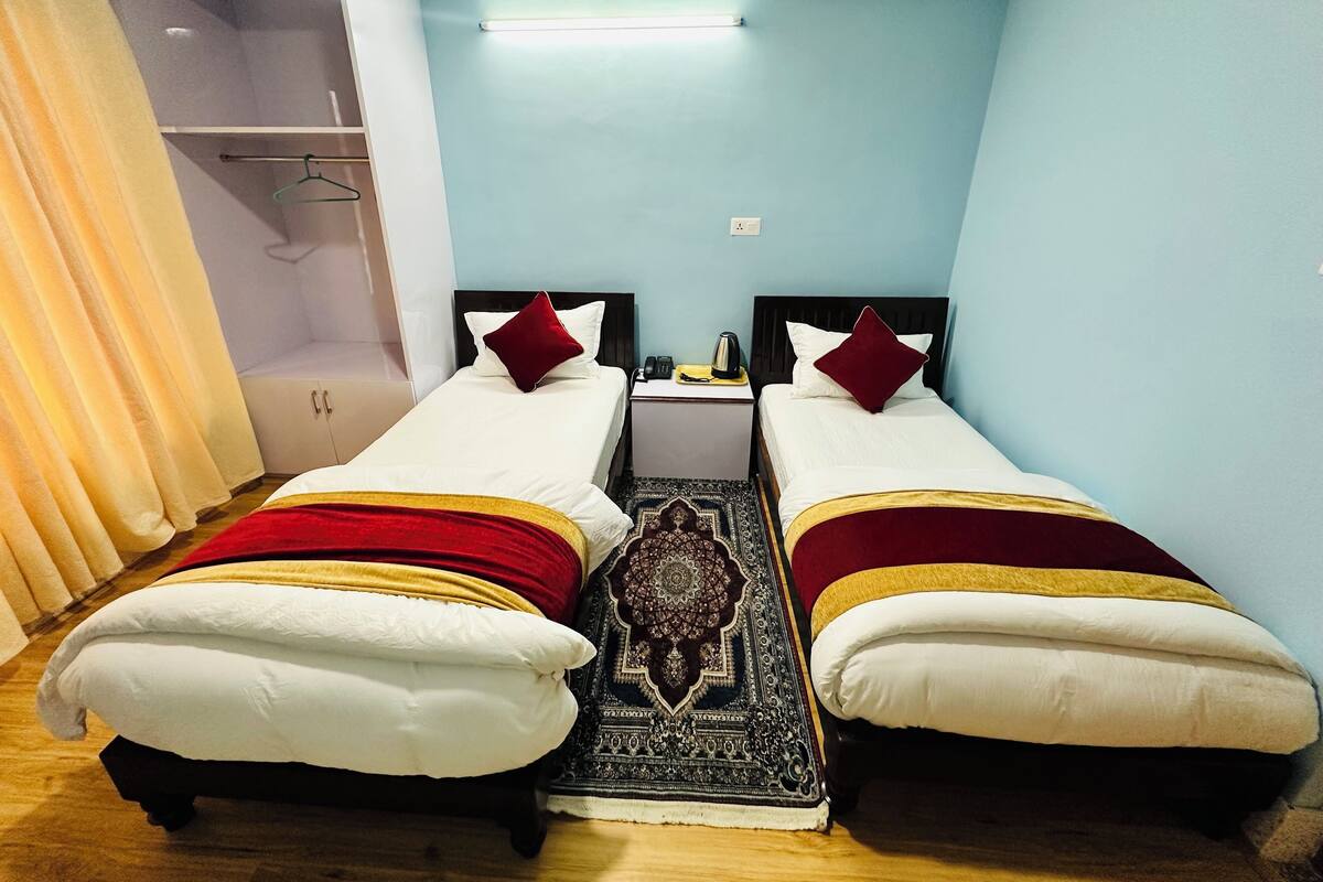 Standard Twin Room | Busa memori, meja, ruang kerja komputer riba, kalis bunyi 