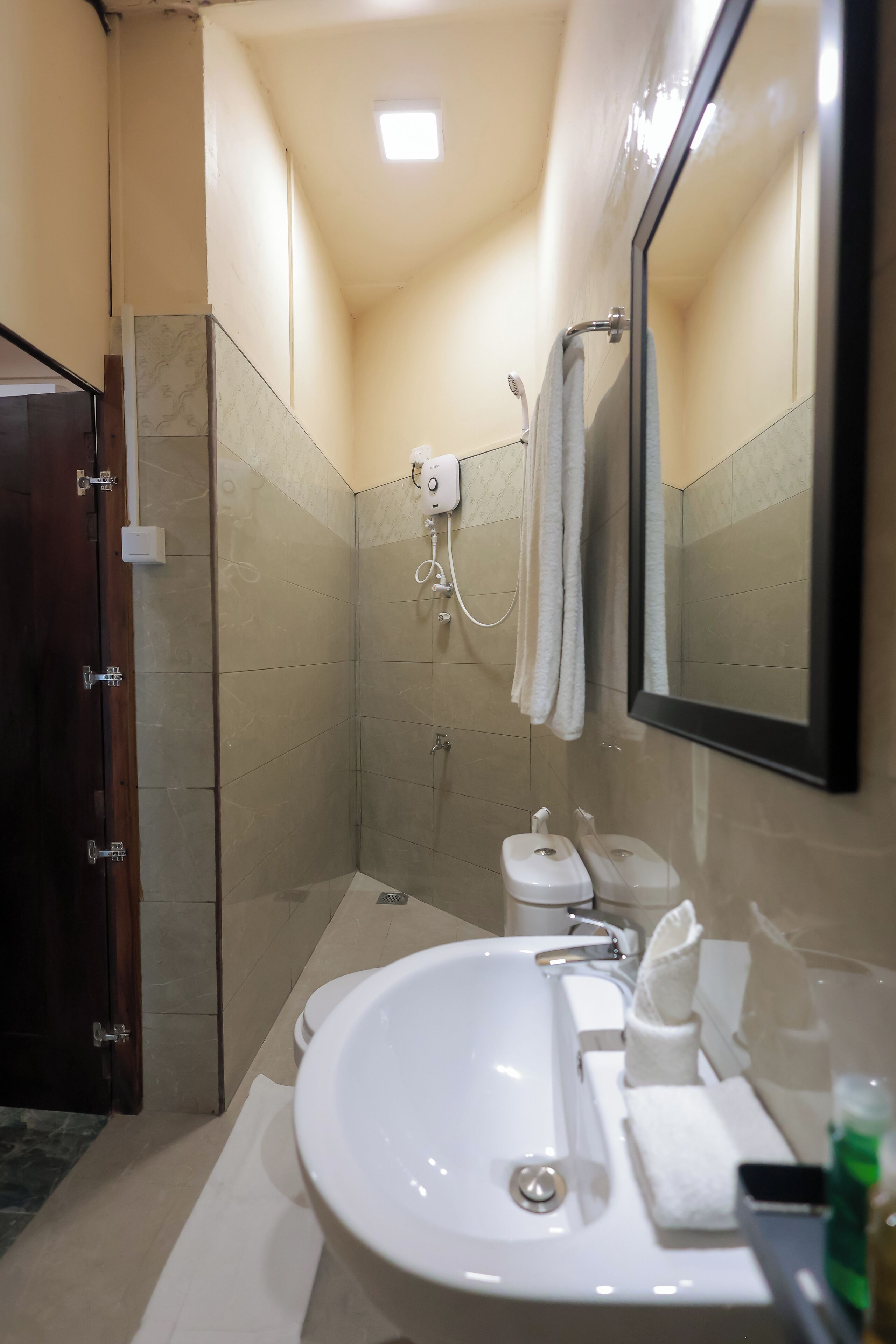 Een badkamer met een wastafel, toilet en douche.