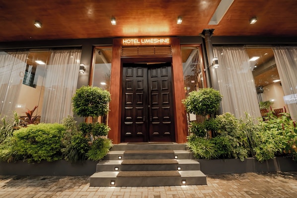 Front of property - Limeshine - Airport Transit Hotel (Seeduwa - Katunayake)