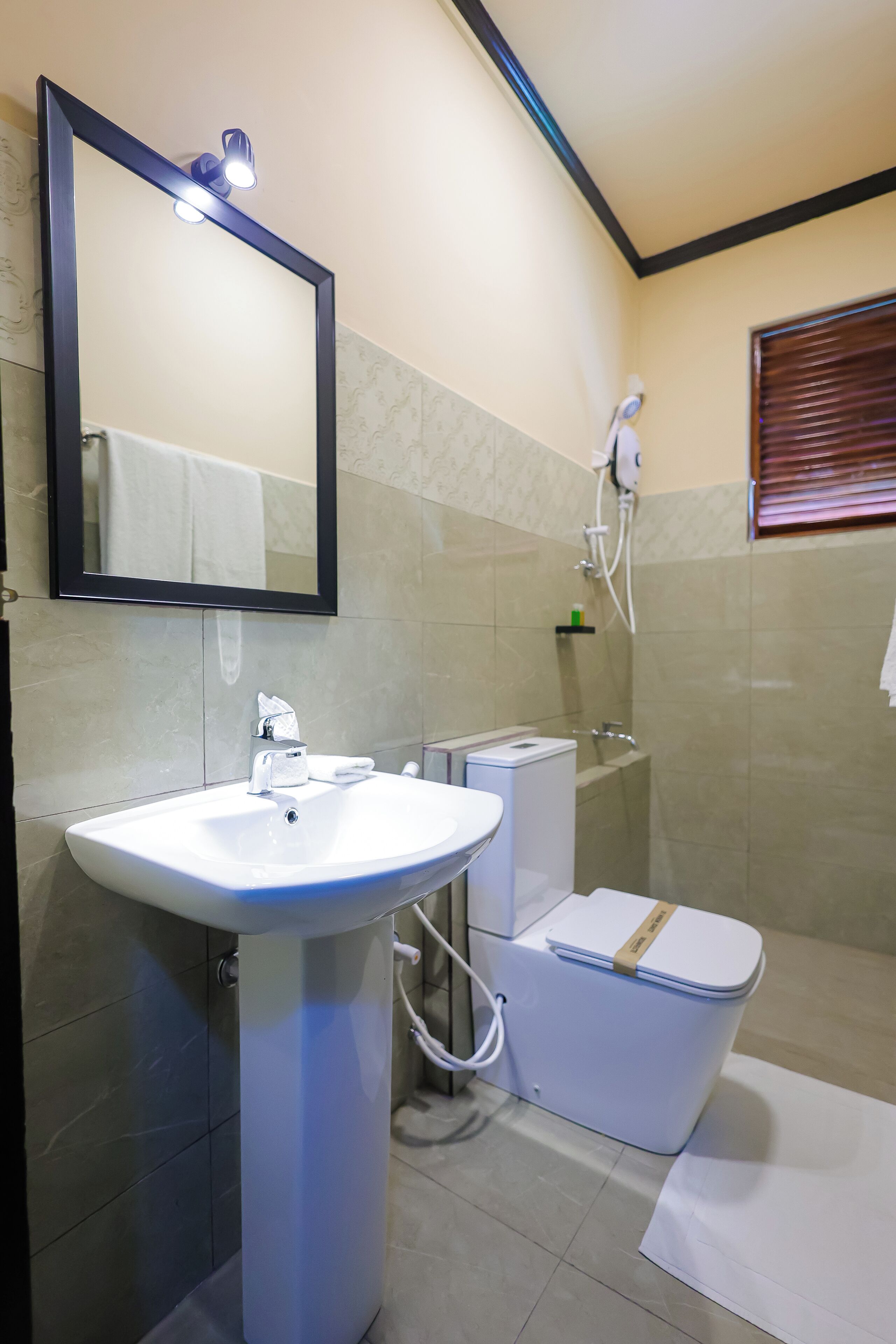 Basic-Zimmer, 1 Schlafzimmer, Nichtraucher, Klimaanlage | Badezimmer | Dusche, Regendusche, Haartrockner, Bidet