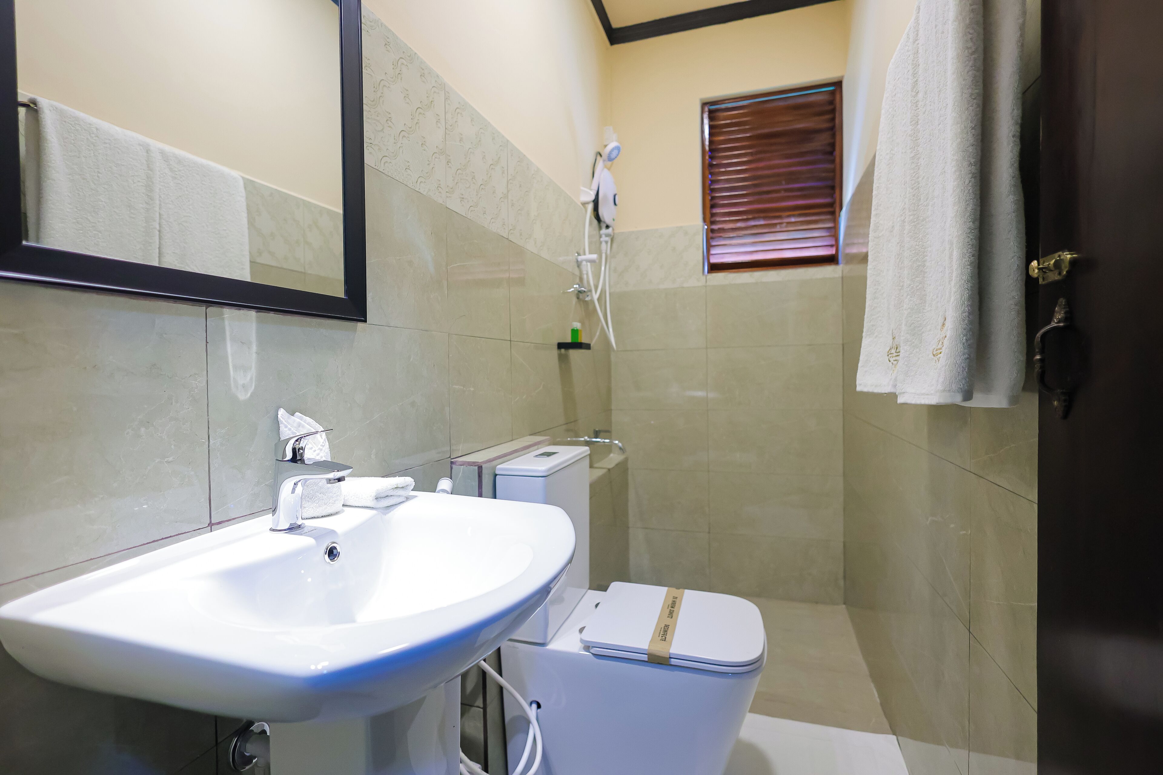 Une salle de bain avec un lavabo, des toilettes et une douche.