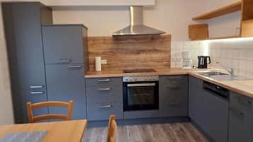 Fridge, stovetop, dishwasher