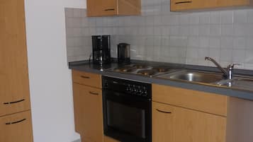 Fridge, stovetop, dishwasher