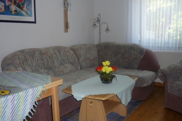 Ferienwohnung Nr. 1 für 1-2 Pers. (52 qm)-Gemütliches Wohnzimmer mit großzügigem Sofa