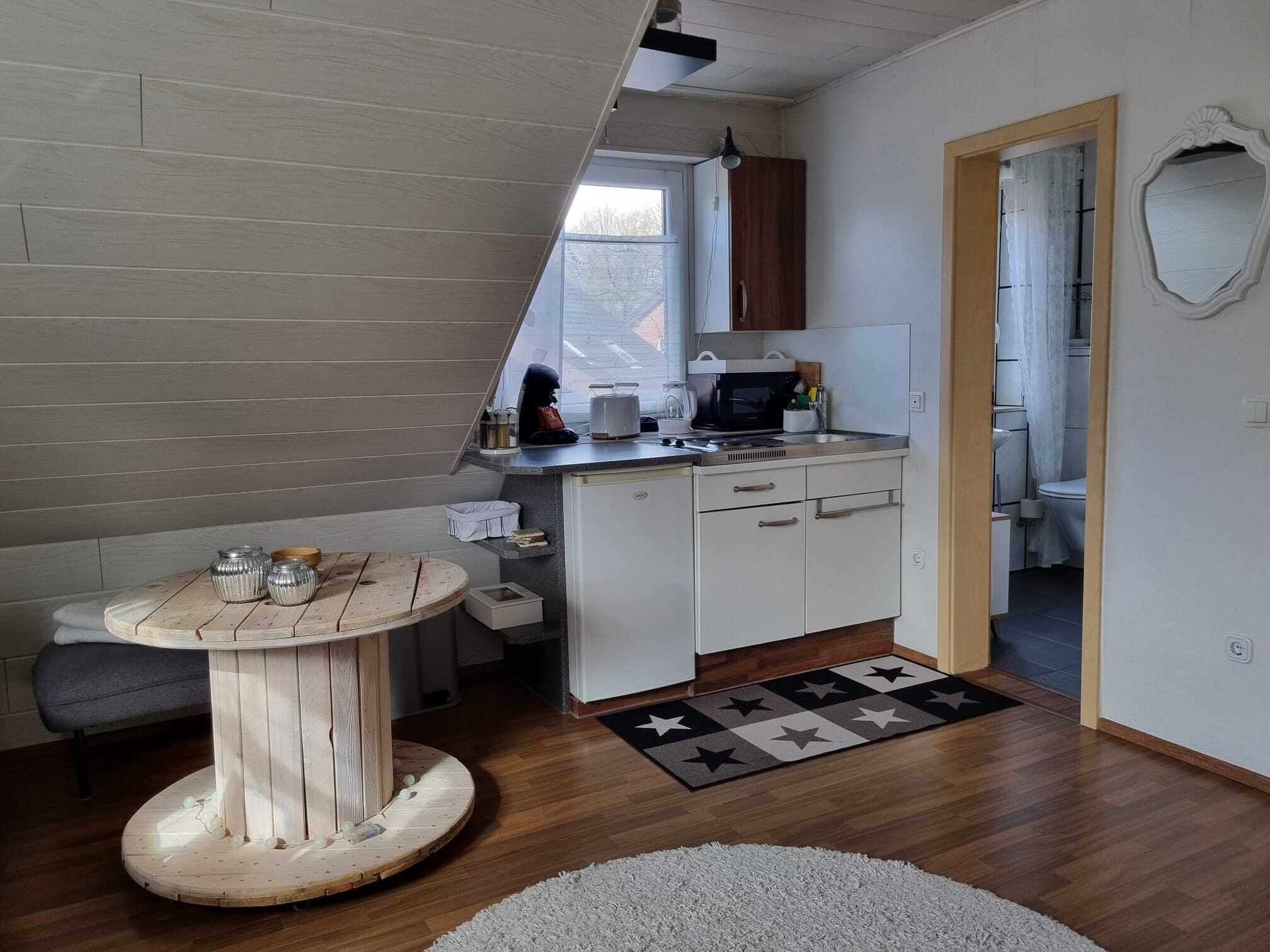 Kühlschrank, Mikrowelle, Wasserkocher mit Kaffee-/Teezubehör, Toaster