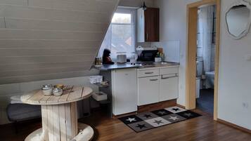 Kühlschrank, Mikrowelle, Wasserkocher mit Kaffee-/Teezubehör, Toaster