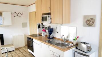 Refrigerador, microondas, placa de cocina, cafetera/tetera