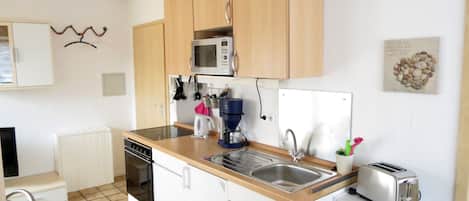 Kühlschrank, Mikrowelle, Herdplatte, Wasserkocher mit Kaffee-/Teezubehör