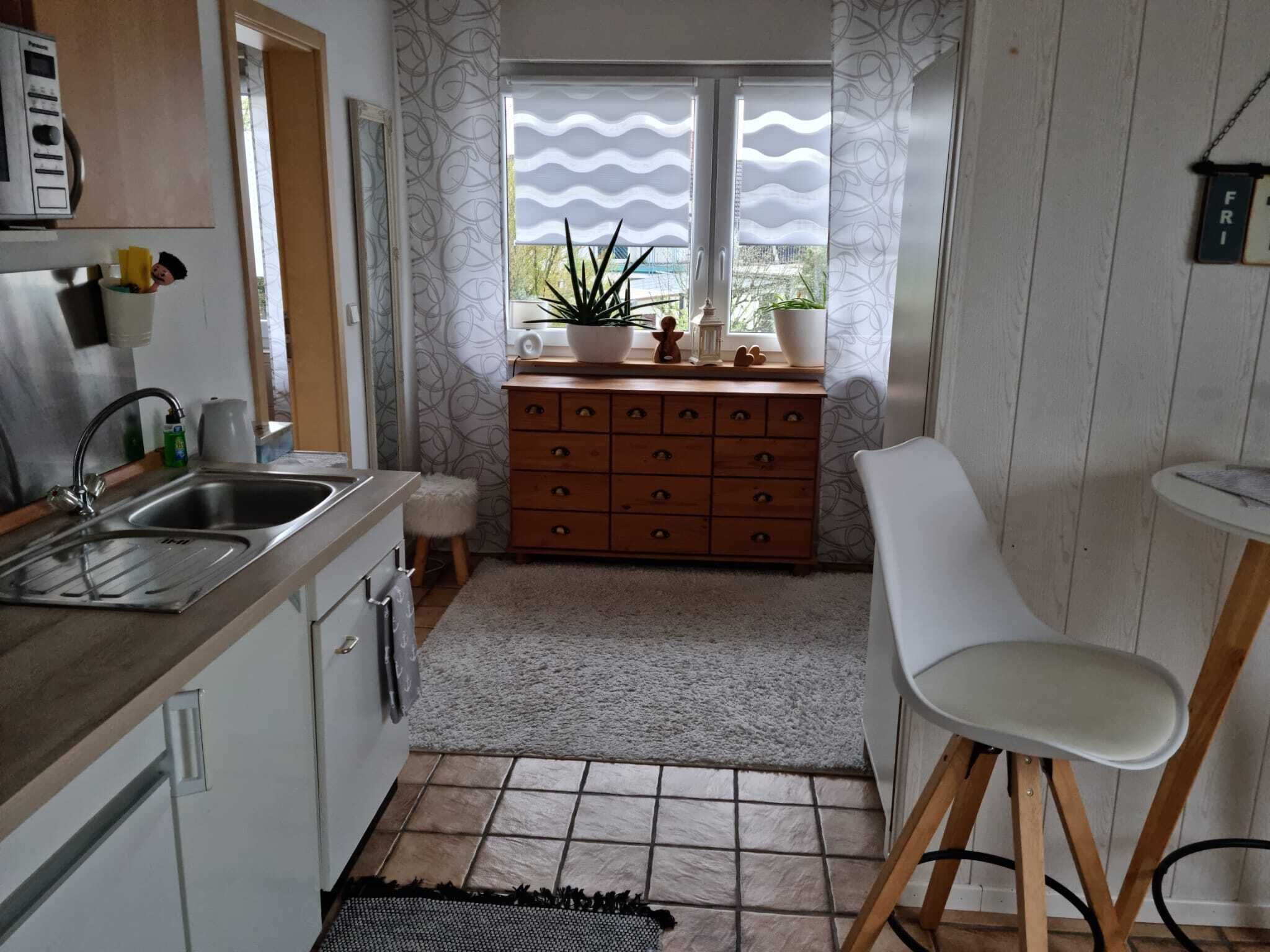 Jääkaappi, mikroaaltouuni, liesi, kahvin-/teenkeitin