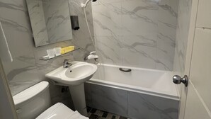 Standard Room | Bathroom | Shower, hydromassage showerhead, free toiletries, hair dryer - Ya Dou Hotel (New Taipei City)