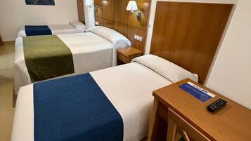 Habitación cuádruple clásica, vistas a la ciudad | Escritorio, sistema de insonorización, wifi gratis