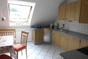 Kühlschrank, Mikrowelle, Hochstuhl