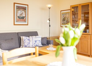 TV, books - Wohnung Backbord: Wunderschöner, Offener Meerblick auf die Nordsee vor Amrum (Wittdün auf Amrum)