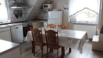 Kühlschrank, Mikrowelle, Herdplatte, Geschirrspüler