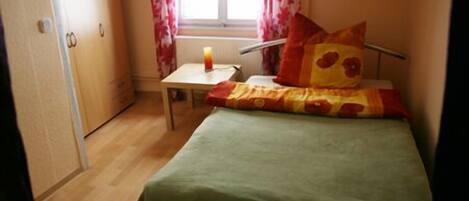 2 多间卧室、上网接入、床单