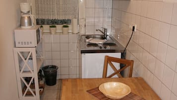 Fridge, microwave, coffee/tea maker, toaster