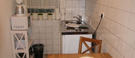 Fridge, microwave, coffee/tea maker, toaster