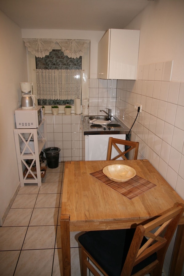 Kühlschrank, Mikrowelle, Wasserkocher mit Kaffee-/Teezubehör, Toaster