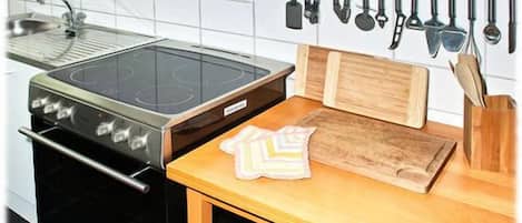 Fridge, stovetop