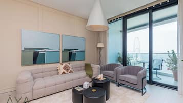 Apartamento de diseño, balcón, vistas al mar | Zona de estar | Smart TV de 75 pulgadas con canales por cable, Netflix