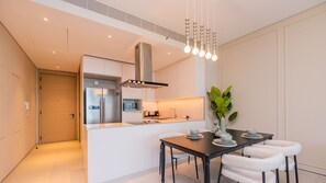 Departamento de diseñador, balcón, vista al mar | Comedor