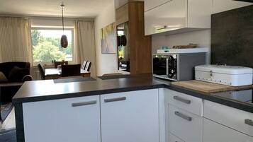 Fridge, microwave, stovetop, dishwasher