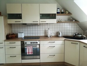 Kjøleskap, kokeplater, oppvaskmaskin og kaffetrakter/tekoker