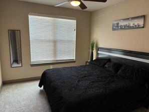 1 habitación, escritorio, tabla de planchar con plancha y wifi