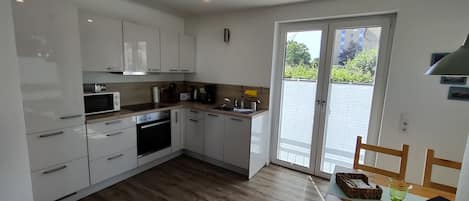 Frigorífico, microondas, placa de cocina y lavavajillas