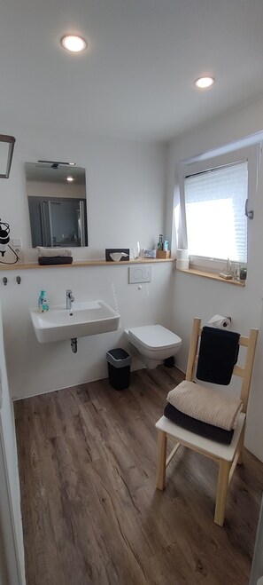 Douche, séchoir à cheveux, serviettes fournies