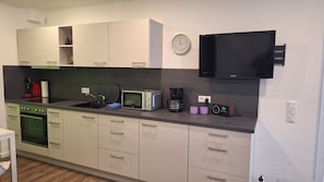 Réfrigérateur, micro-ondes, plaque de cuisson, cafetiÚre/bouilloire