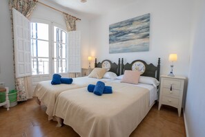 2 chambres, fer et planche à repasser, Wi-Fi, draps fournis