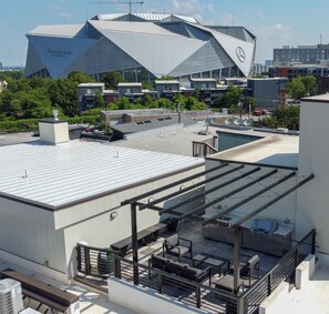 Outdoor dining - Loft Style Spacious Lux Apt 203, sleeps 6 (Atlanta)