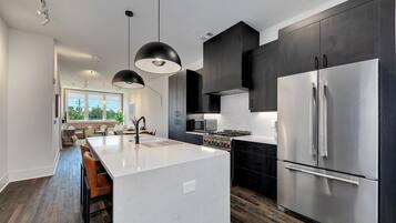 Réfrigérateur, micro-ondes, four, plaque de cuisson