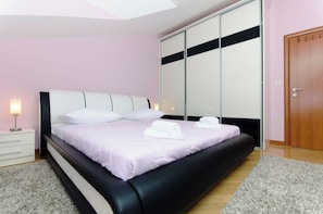 5 bedrooms, iron/ironing board, free WiFi, bed sheets