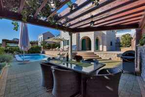 Outdoor dining - Villa Goran with pool (Makarska)