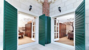Une pièce avec une cheminée, des meubles en bois et une vue sur l’extérieur.