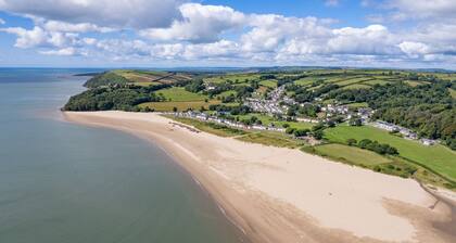 Charming Farmhouse Retreat with Stunning Views