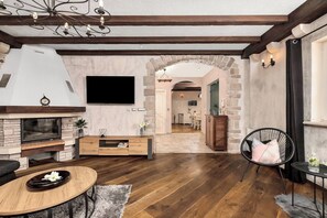 TV, fireplace - Villa Marko with pool (Makarska)