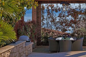 Outdoor dining - Villa Marko with pool (Makarska)