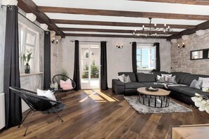 TV, fireplace - Villa Marko with pool (Makarska)