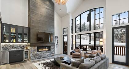 Luxurious Ski-in Ski-out Townhome! Private hot tub!