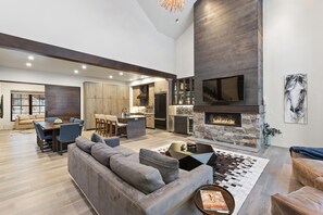 Smart TV, fireplace