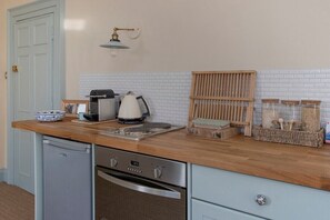 Wasserkocher mit Kaffee-/Teezubehör, Kühlschrank, Mikrowelle, Ofen