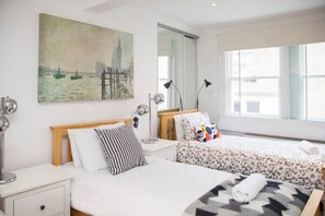 2 soverom, skrivebord, strykejern/-brett og reiseseng for barn